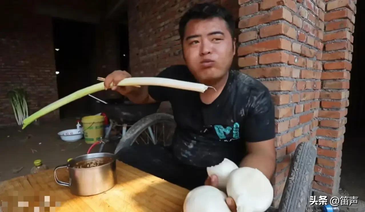开始有点理解豆二两了
不管别人咋摸黑都不退网，原来粉丝的钱这么好挣，豆二两说他的
