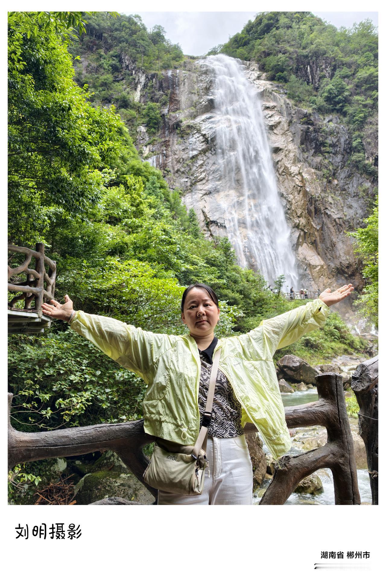 夜宿汝城热水镇，下雨了，微冷。不像白天的桂东夏日晴好，天光透亮。桂东和汝城一样，
