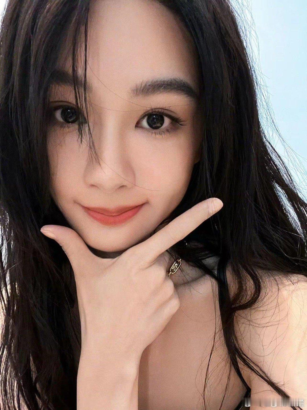 #杨紫比八自拍##杨紫好深的锁骨窝#杨紫比八自拍，好深的锁骨窝～#杨紫# ​​​