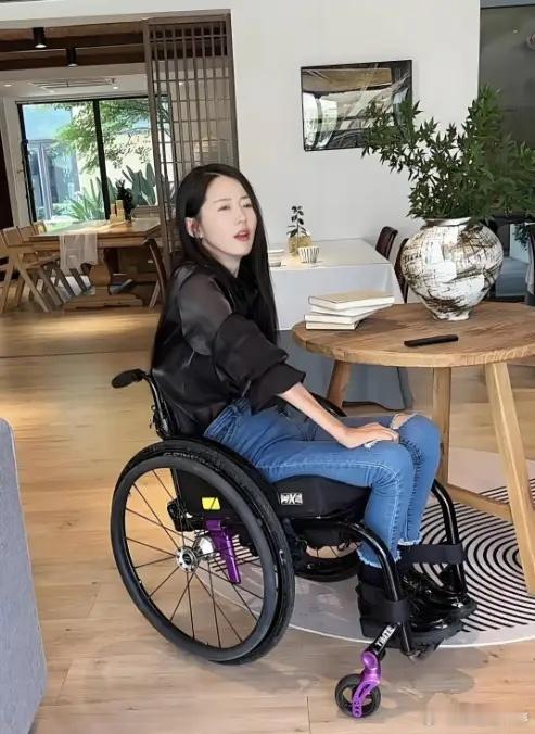 北京一女老师，车祸意外瘫痪，被丈夫抛弃。10年前资助过的穷学生：老师，这辈子我养