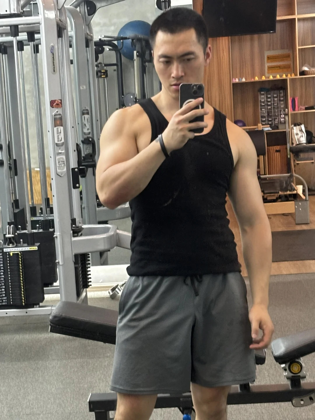 黑背心运动短裤