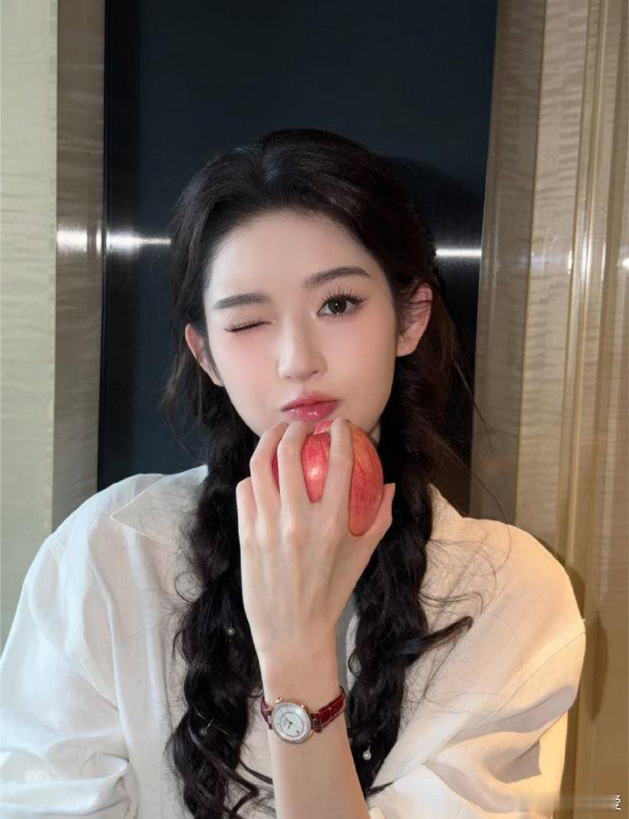 王玉雯给我看舒服了王玉雯经济上行的美和当下很多网红长相不一样，王玉雯的美辨识度超