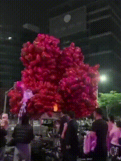 有些人真是闲得没事干。
有位老大爷在街边卖氢气球，靠这勉强维持生计，那些氢气球看