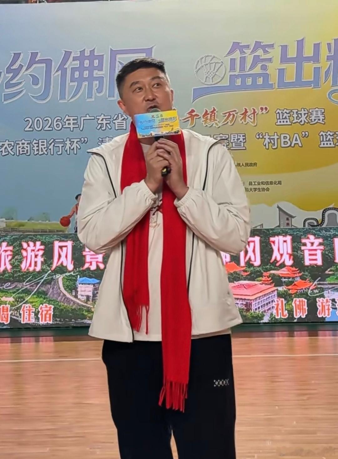 杜锋指导最新动态，携队员崔永熙，杜润旺和杨溢来到了清远佛冈，现场助阵村BA篮球赛