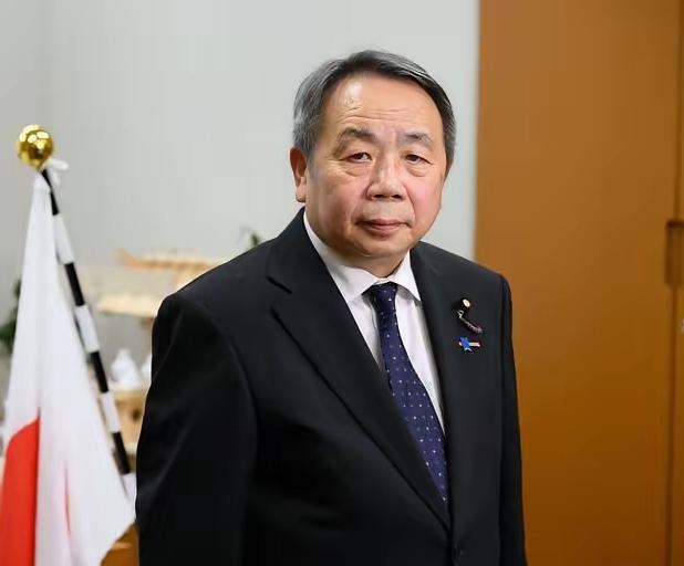 中方制裁令下达后，石平坐不住了。
 
你知道这哥们有多离谱吗？放着好好的中国人不