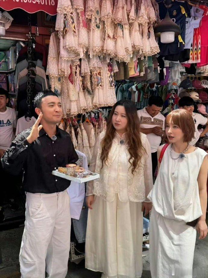 尼格买提背着撒贝宁找了七个搭子七个新搭子的搭配，真的是让人眼前一亮，期待丝路之行