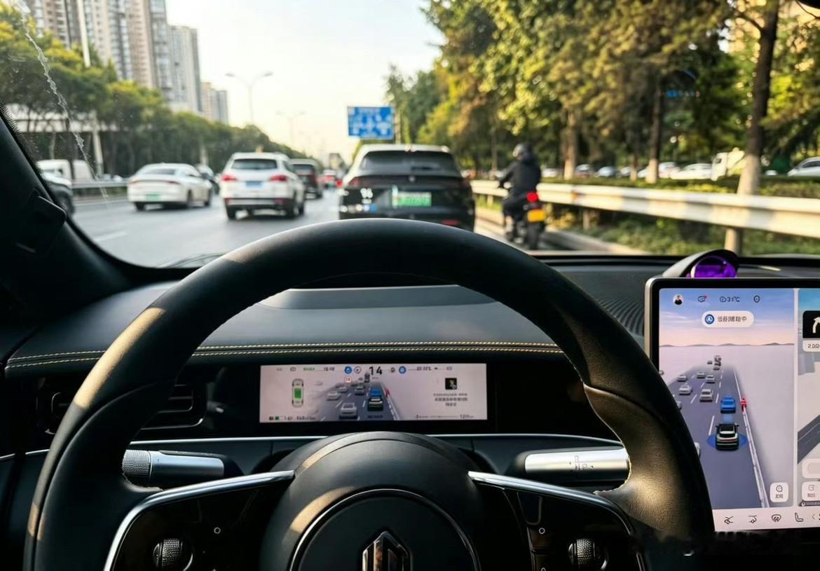 来拍尚界Z7T，结果碰到了肖战粉丝，两个漂亮小姐姐，见了车特别激动，说实车太好看