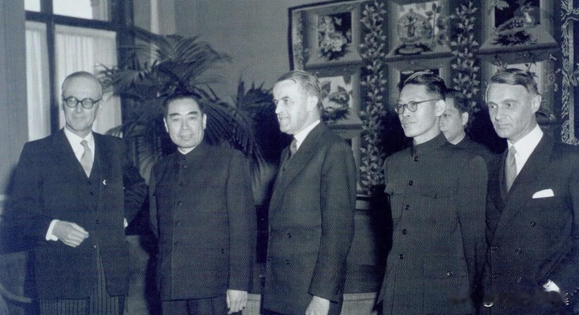1954年6月12日，出席日内瓦会议的周恩来总理兼外长顺访瑞士联邦政府，在伯尔尼