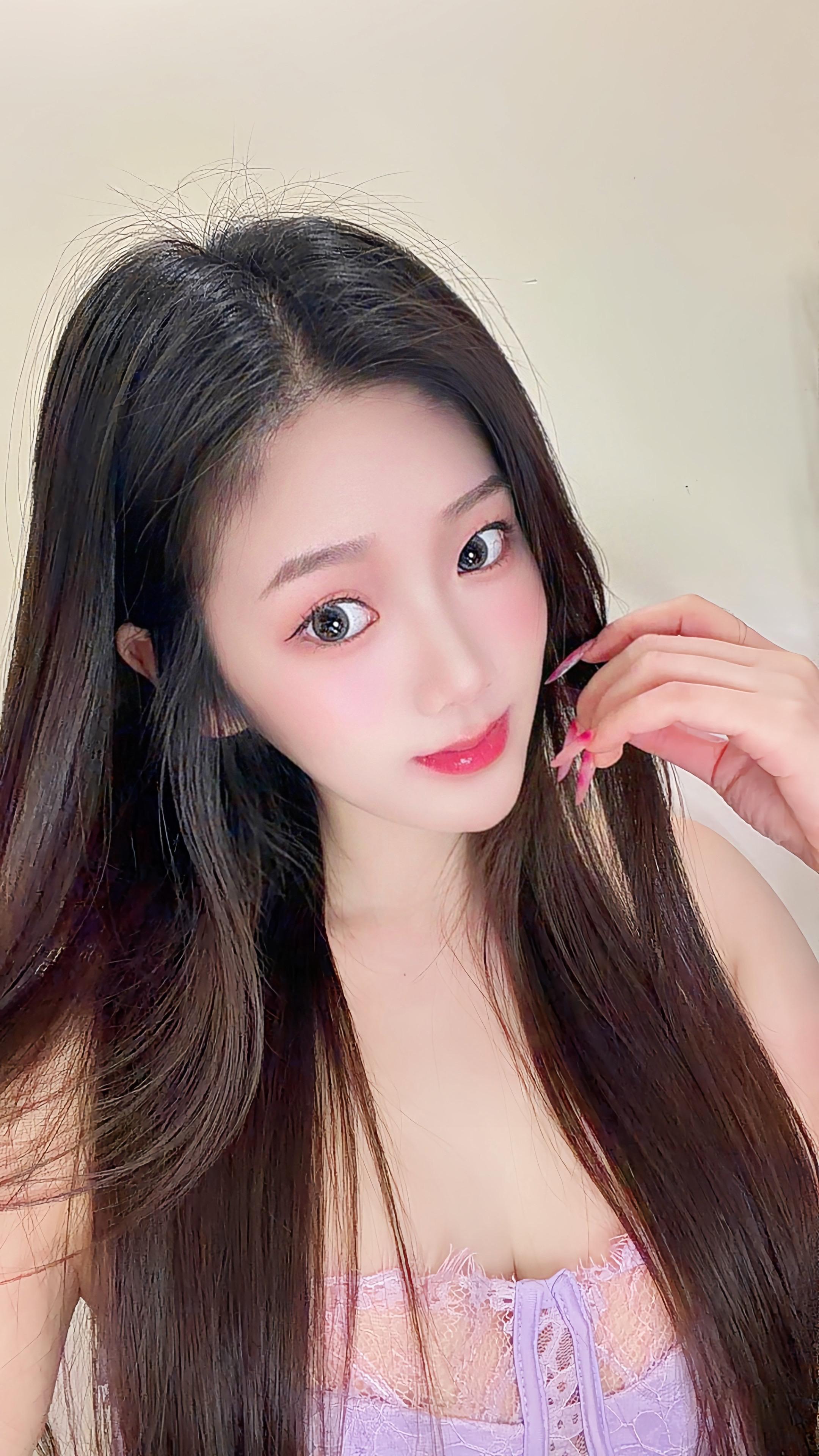 “你总是问我想要什么 于是我看着你突然好想叹气”