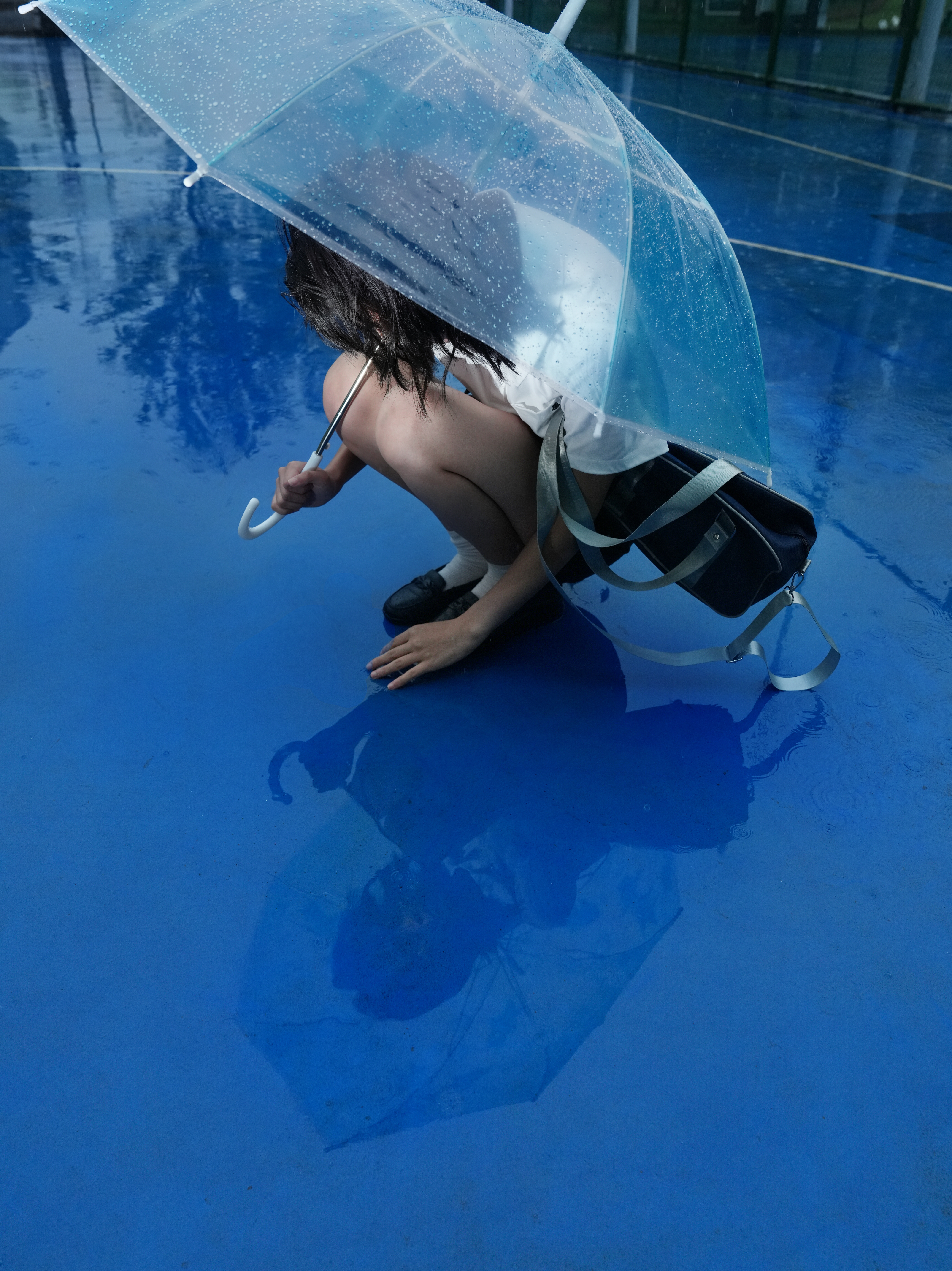 在暴雨里喜欢站在大雨里拍照的自由感，有时候淋雨也很开心啊！在杭州一个篮球场记录的