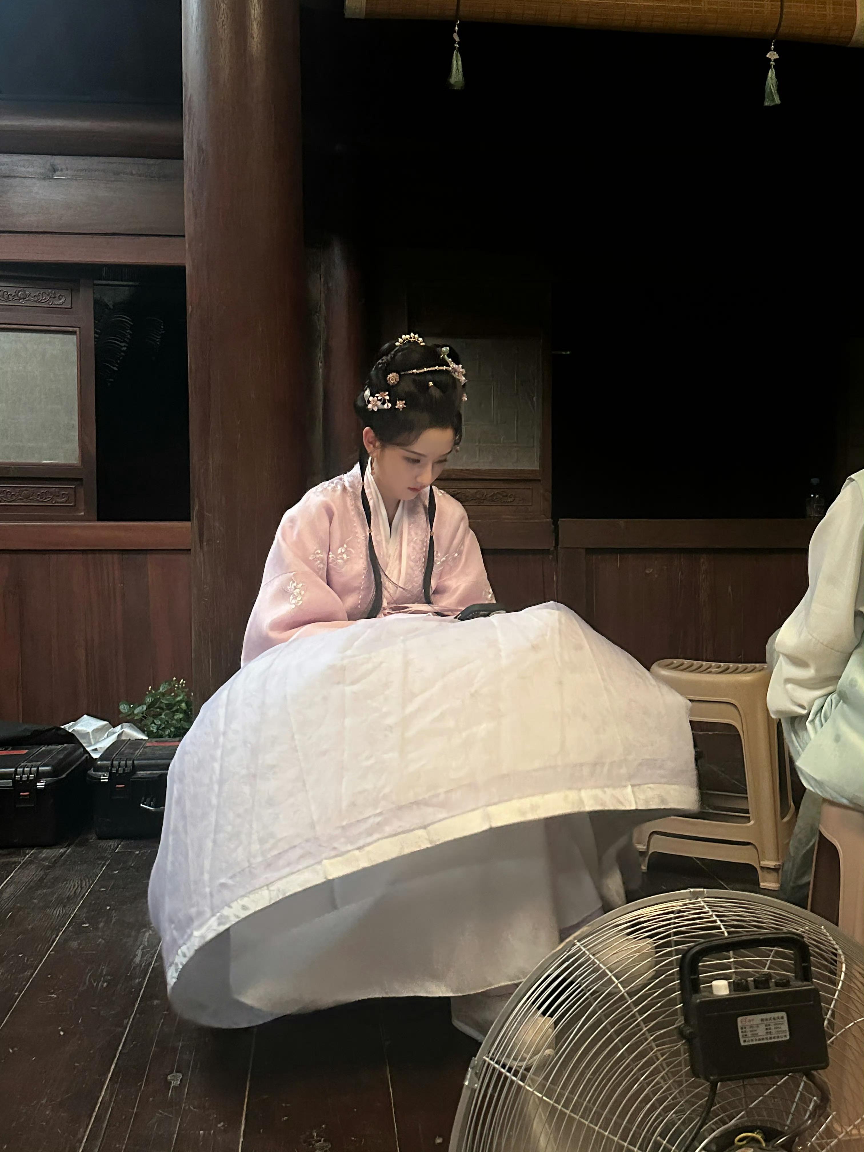 宋祖儿片场照宋祖儿记录处暑宋祖儿记录处暑，片场照，[晕][晕] ​​​