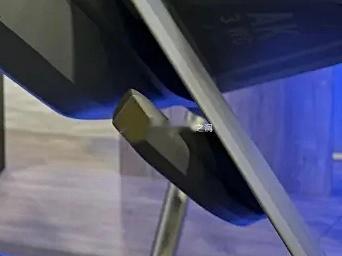 有意思，仔细看F-22升级版模型的吊舱，似乎两边并不一样。一边是带镀膜光窗的IR