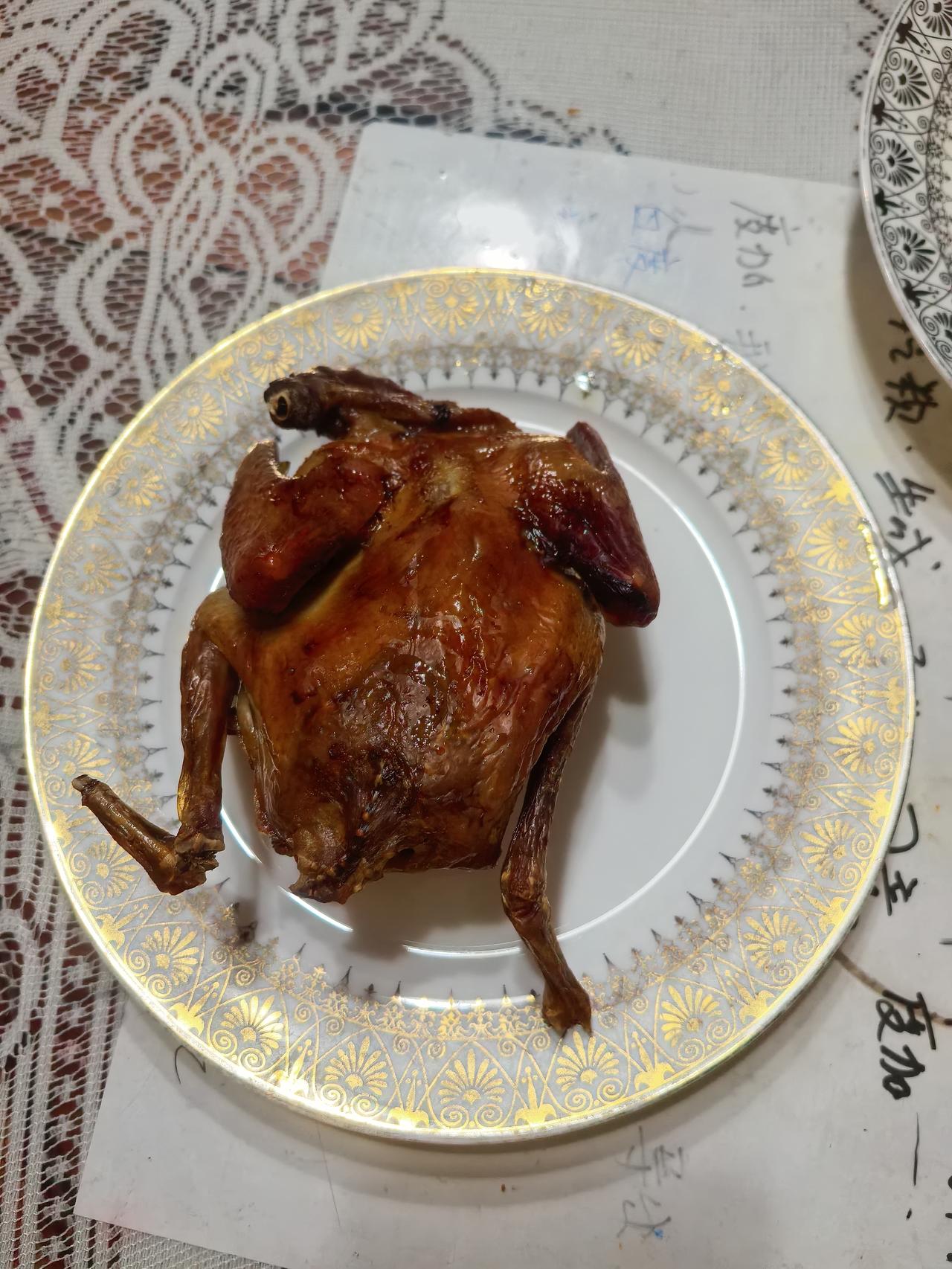 哈喽，各位吃货朋友们！今天我要给大家带来一份“高大上”的美味——烤鸽子！别看它小