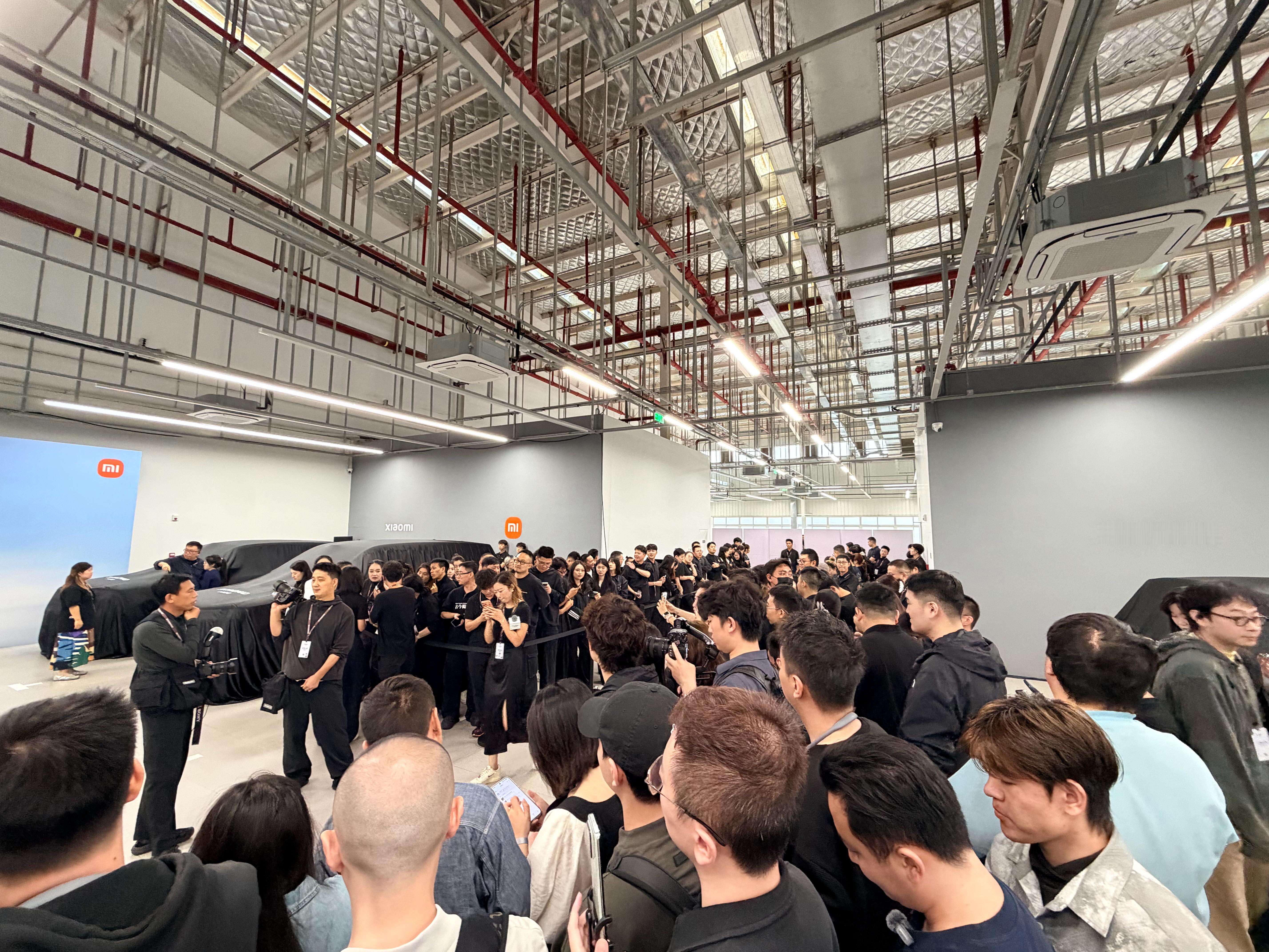老铁们我在成都澎程首批车主交车仪式现场[doge]，大伙都在静静等候雷总登场，我