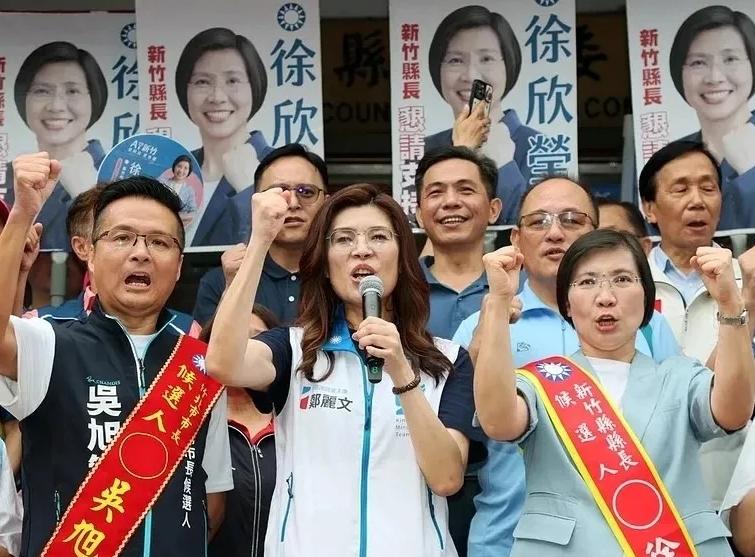 左边站着徐欣莹，右边站着吴旭智，郑丽文这么振臂一挥，也就意味着竹北市的蓝白合正式