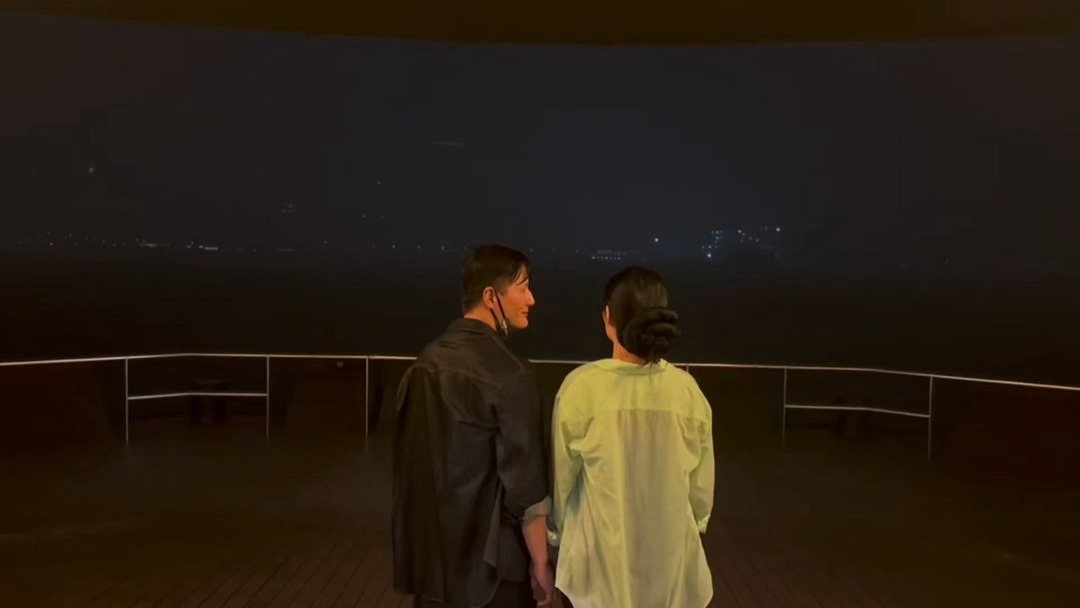 徐冬冬尹子维香港暴雨下相拥跳舞 拒绝公式化的秀恩爱，这种雨中随性起舞的瞬间才最打