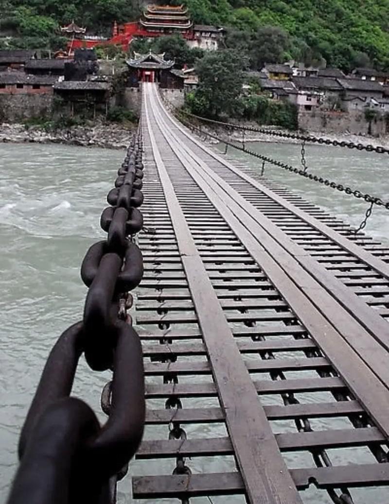 300年前修泸定桥时，没有现代机械，如何架起13根40多吨铁链？ 
红军飞夺泸定