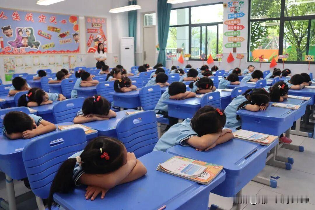 一年级新生开学时的经典搞笑场面

一、老师点名时，有一个学生明明坐在教室里，可就