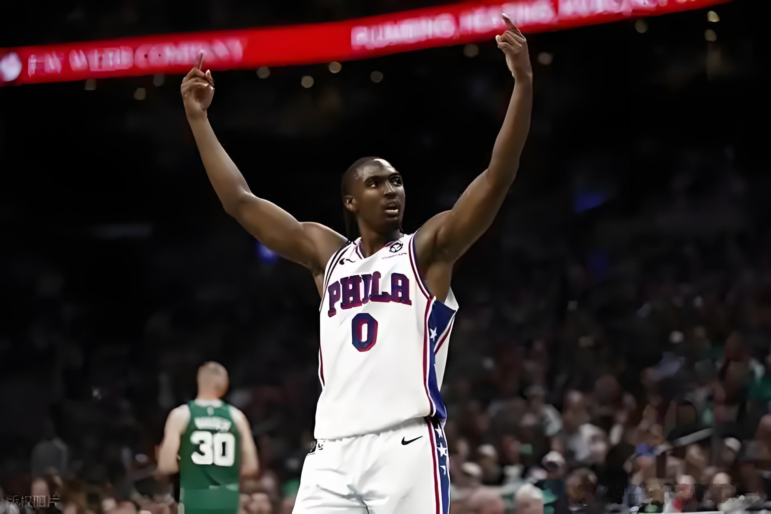 马克西新赛季的爆发和新秀VJ埃奇库姆的优秀表现让恩比德的光芒变得暗淡不少，似乎也