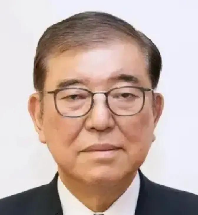 果不其然。
一句硬话把会场的嗓门按住了：谁敢轻举妄动对中国开火，后果不是敲敲手腕