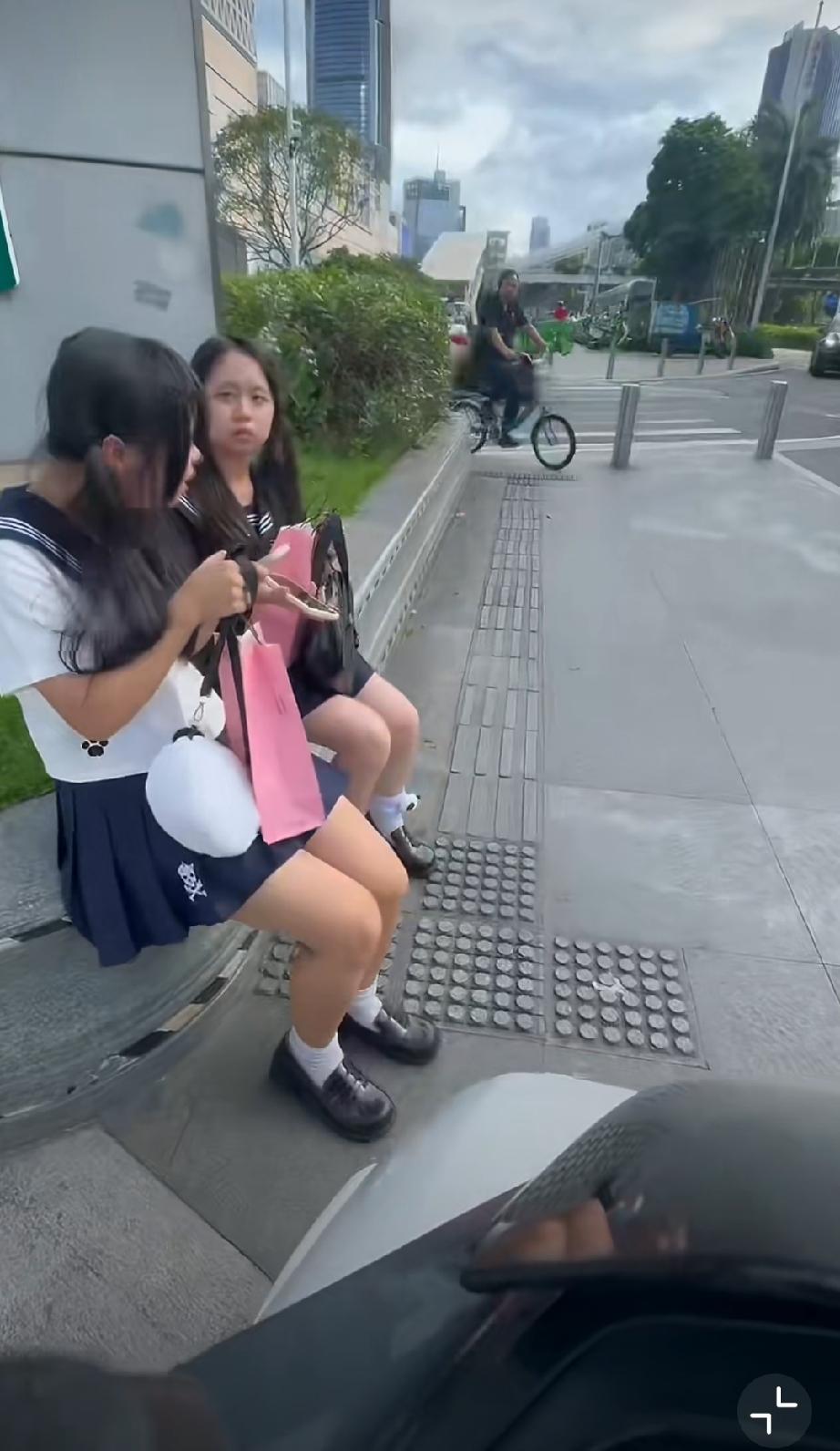 外卖小哥直接上手摸小姑娘腿，然后还自曝发视频炫耀，这得抓啊......

有人说