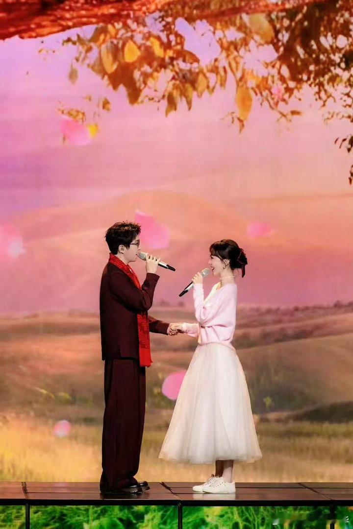 姜妍和毛不易合唱比上春晚还紧张姜妍手搓和毛不易演出的裙子 又甜又真诚的姜妍谁不爱