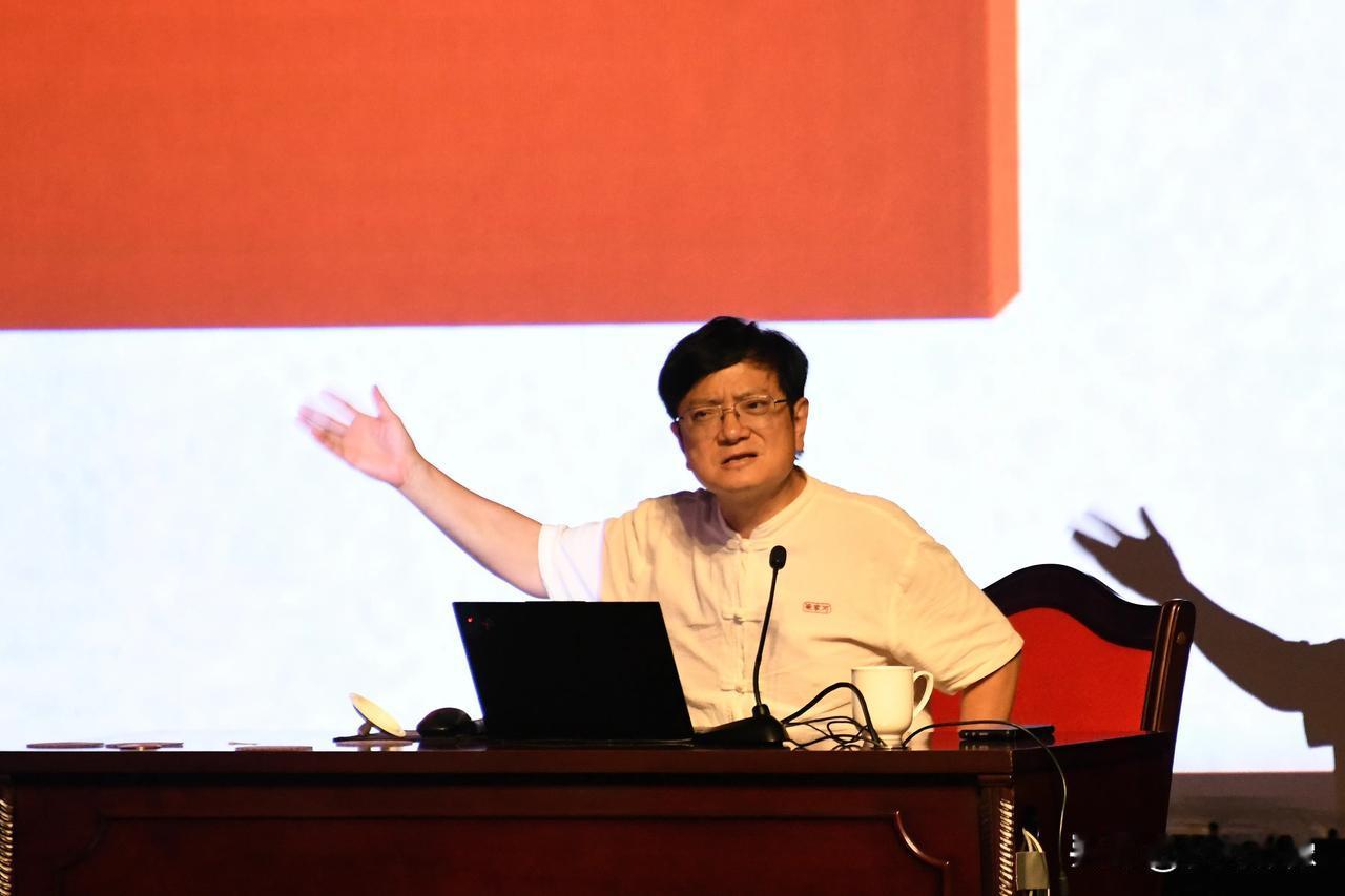 郑强教授拥有丰富的知识和经验，他的见解和观点对社会有着重要的影响。我们应该尊重他