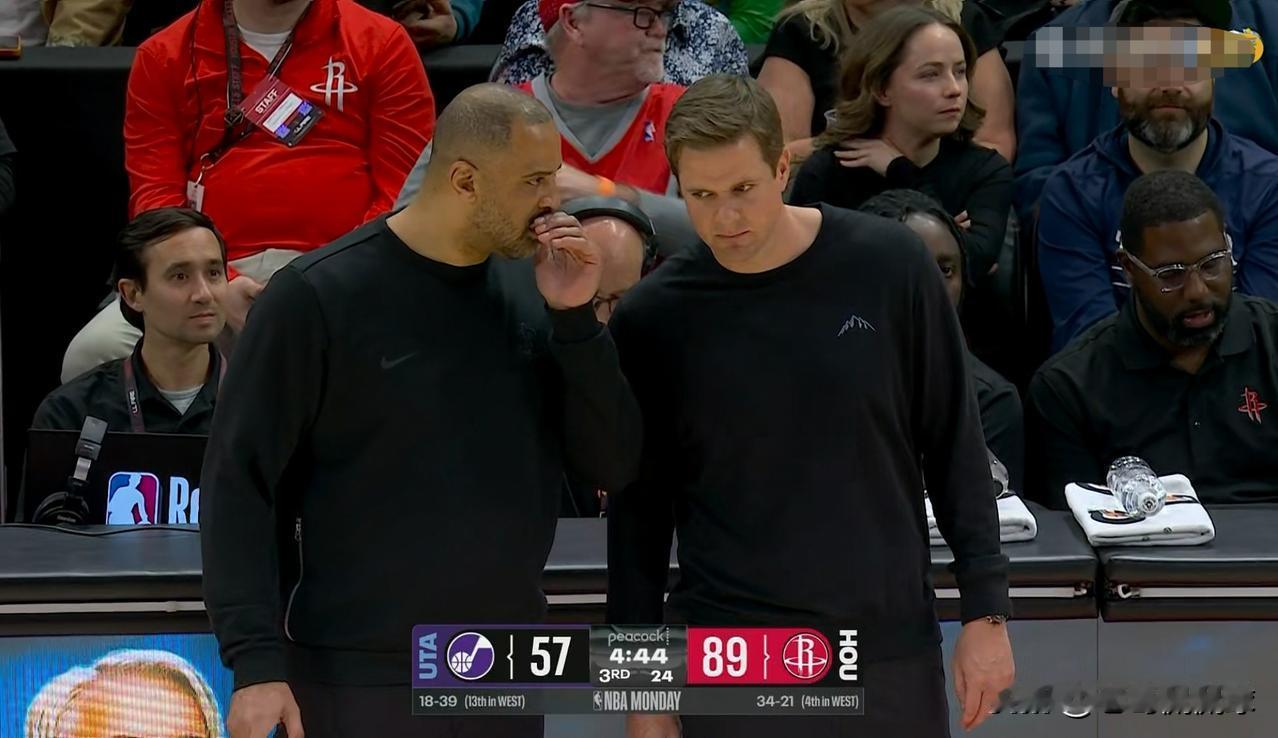 在今天火箭主场迎战爵士的比赛中，发生了特别耐人寻味的一幕。当时比赛进行到了第三节