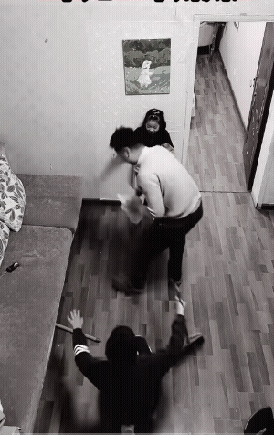 哥哥和爸爸抓老鼠，抓了半天，却抓了个寂寞，让小女孩抓住了。
抓老鼠，紧急情况下都