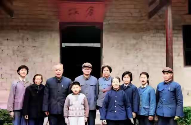 这是杨开慧遗体的收殓过程，收殓人叫郑家娟，岸英岸青两兄弟跪在一旁，眼泪砸在地上，