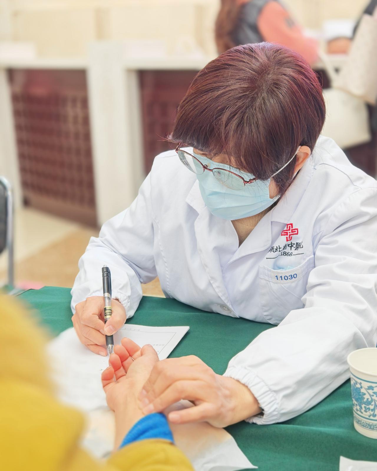 萎缩性胃炎，为什么越来越瘦，干吃不胖怎么办？
大家好！我是湖北省中医院的胡运莲医