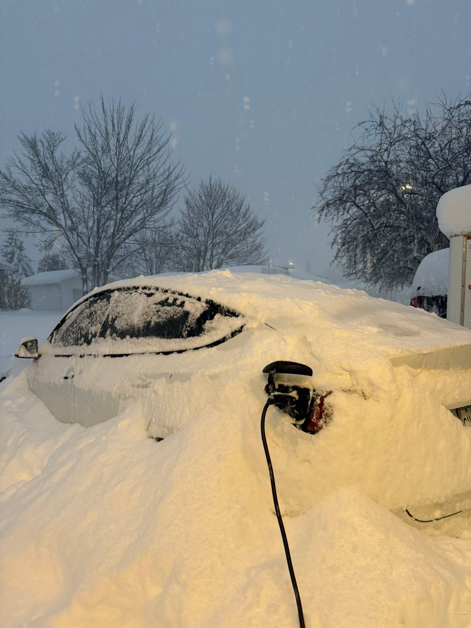 一辆 Model 3 在充电的时候遭遇大雪，但一切功能如常。对于电动车的充电，不
