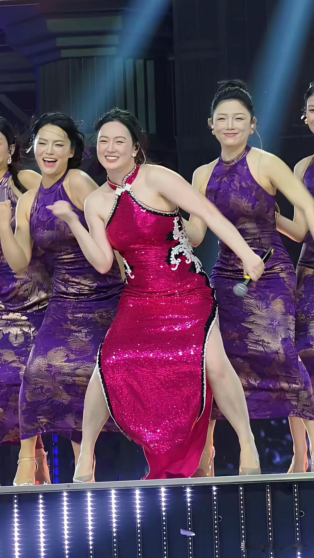 老大妈跳舞，虽然我喜欢胖乎乎的，但真不是四五十岁这样的。这都胖成啥样了，这油都快