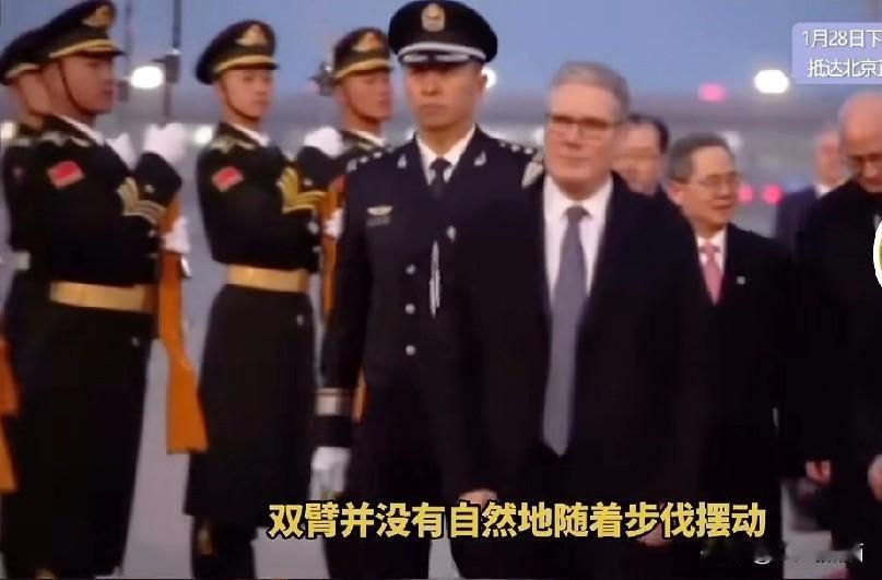 可以看出，首相斯塔默太紧张了！
看到威严庄重的仪仗队，斯塔默眼神不但飘忽不定，还