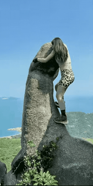 1 天呐，这女的胆子也太大了。[震惊]
2 这么大的毛栗子揣兜里不觉得难受吗？