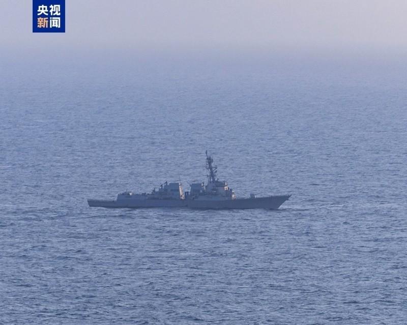 海上铁幕落下！美军驱逐舰堵门拦截，伊朗 10 艘船集体闯关失败，只能乖乖掉头
美