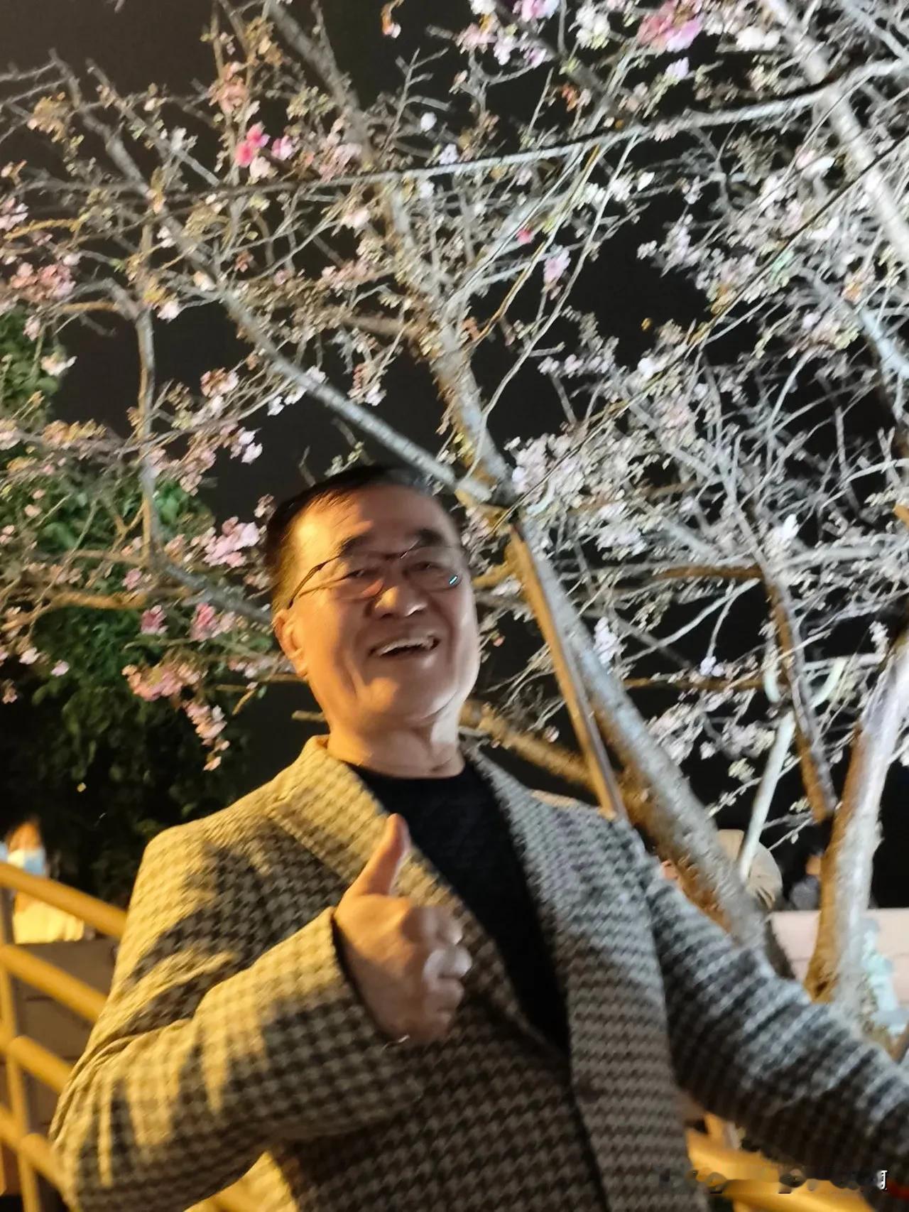 看来李四川的人气不是一般的高啊！

他昨天在街里脸书发了一篇“朋友圈”：我住在新