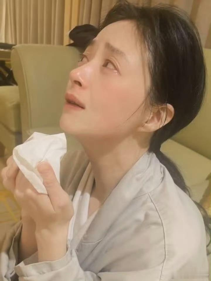 蒋欣哭了 减肥困难户都懂，每天都在管住嘴和迈开腿里痛苦挣扎，娘娘已经很美了[泪]