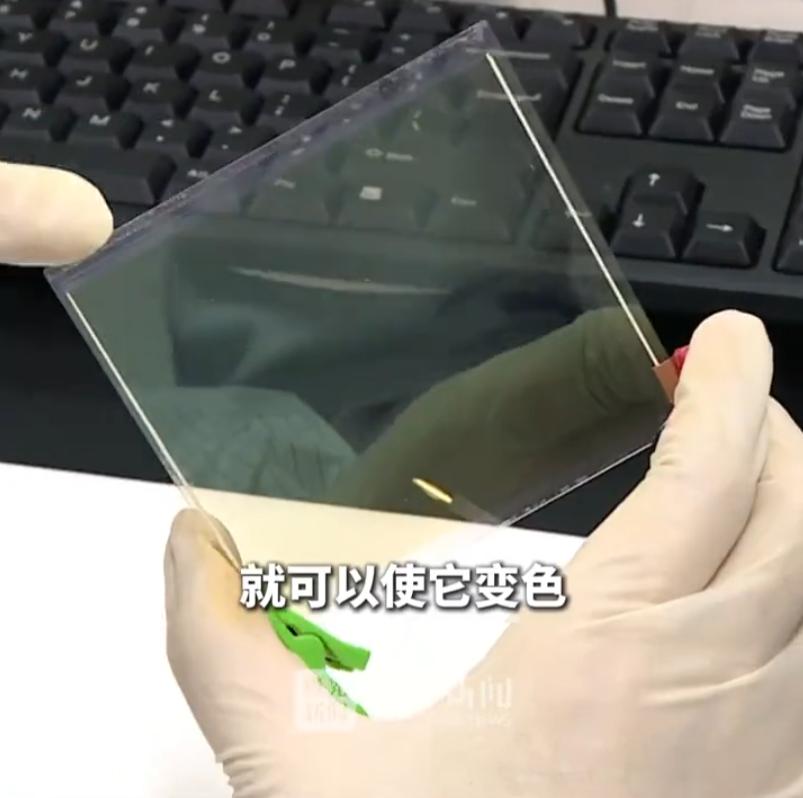 哈工大研发智能变色玻璃 通电几秒可切换颜色。

2026 年 1 月，黑龙江省第