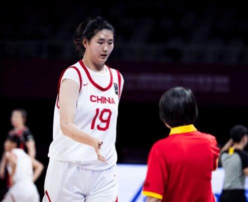 19岁、两米二六！张子宇每次往禁区一站，简直就是降维打击。可就在大家催着她大杀四