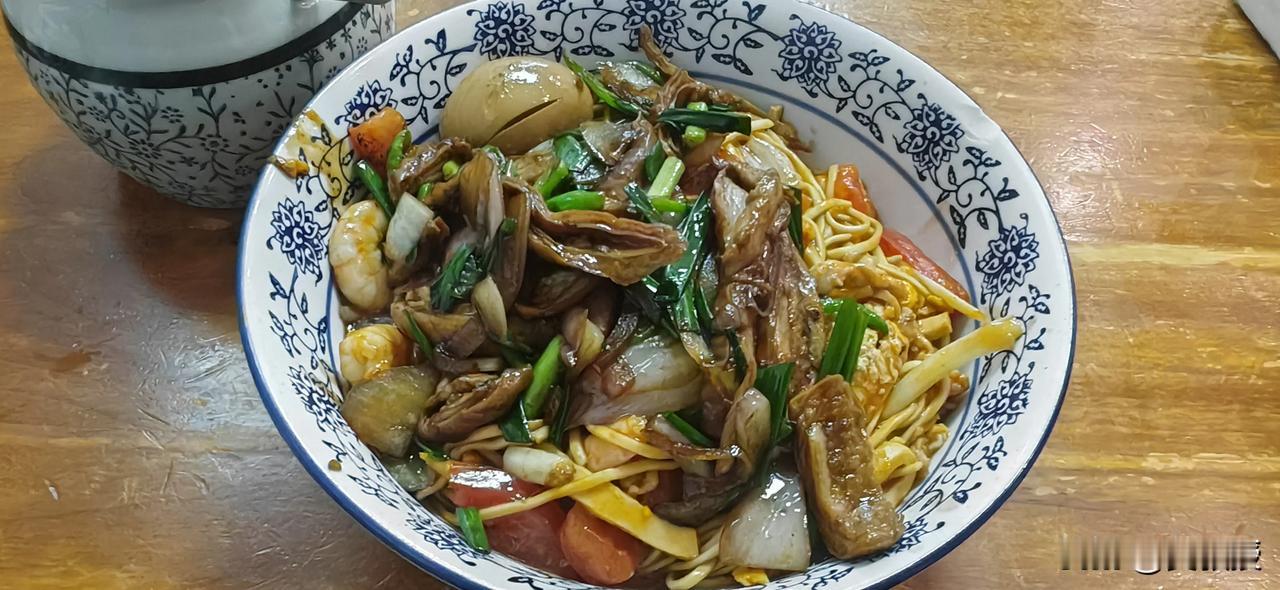 大肠虾仁茄汁面，62块钱
贵吗？
非常好吃，据说是杭州人最爱吃的面
排名top1
