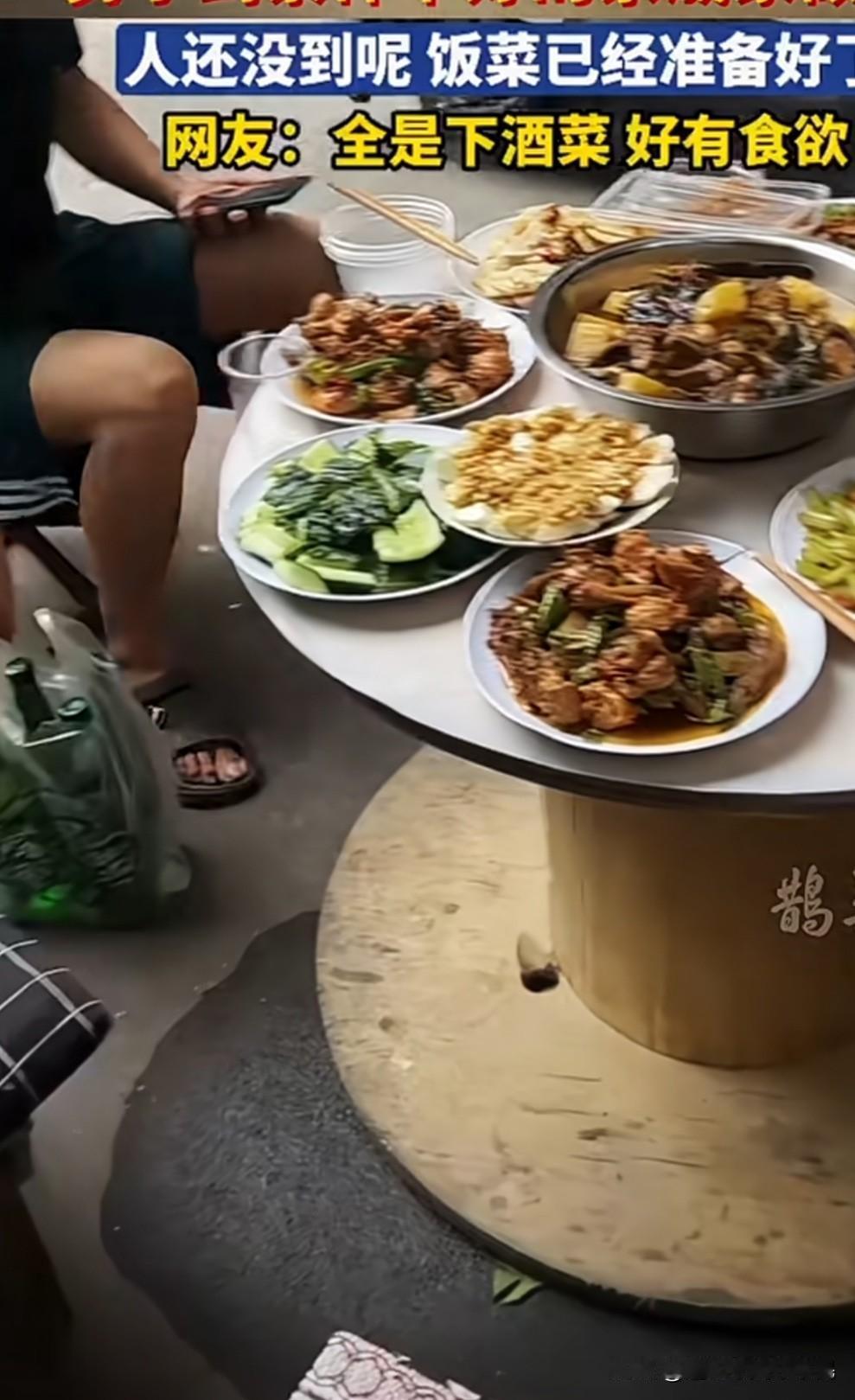 男子去串亲戚发视频说，穷亲戚你还没到人家家哩，人家把菜啥的都准备好了，放下礼品?