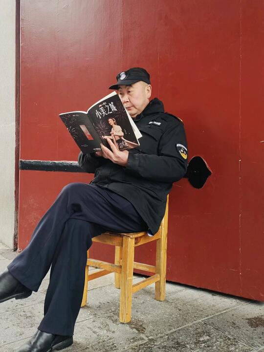 北大保安在看书，中学保安也在看书！😏
