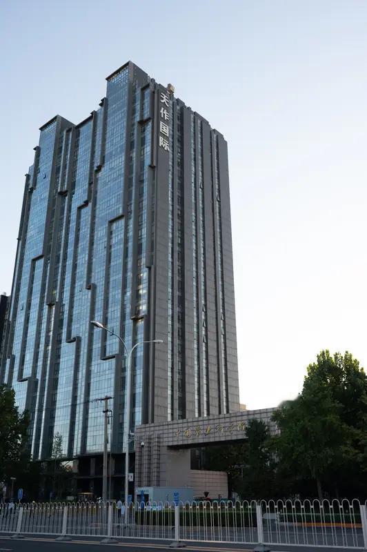 今天大盘强势反弹，看着账户的股票一路飘红，心里反而更不踏实。到底是真反转，还是又