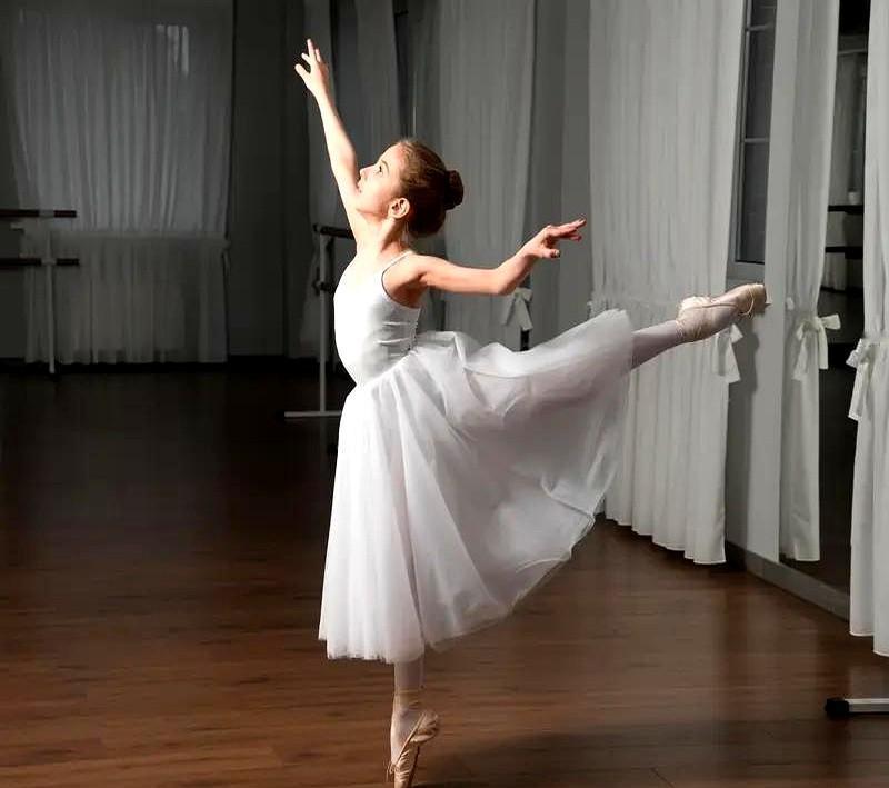 “别浪费时间，7天就能学会站桩！”——健身房里，小广告贴得比镜子还亮。

李阿姨