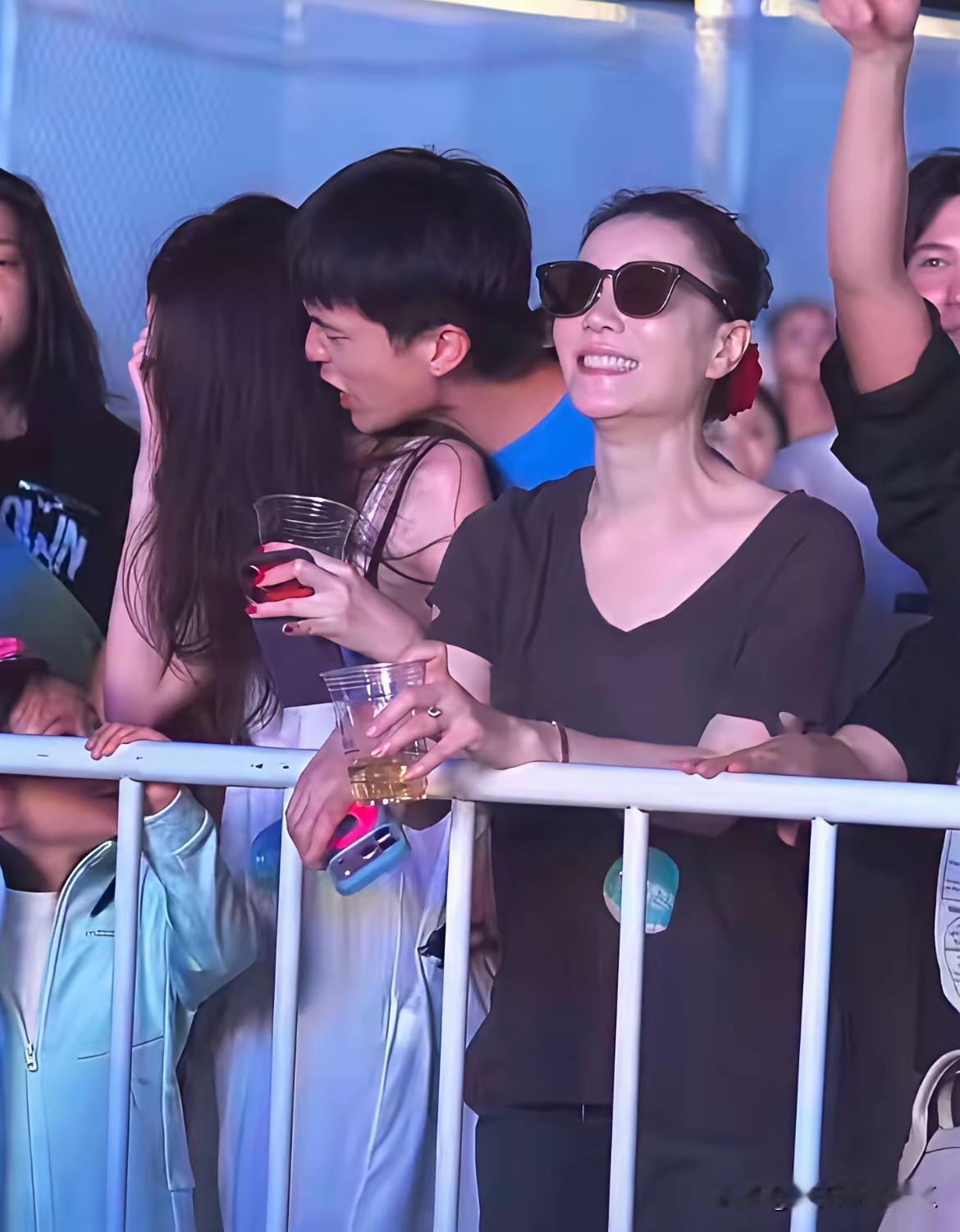 看过视频和照片的人来说说
这算什么呢？
陈粒难道就这样“默认”了？
