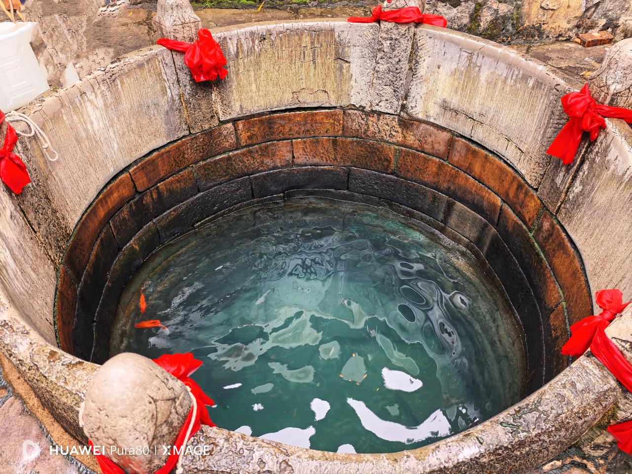 溥博泉（大板井）位于建水县西门西正街：明洪武初年建，有600余年历史，滇南第一井