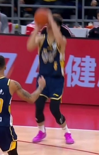 杜锋指导神奇换人——王少杰下场处理手腕，陈家政代替他罚球，两罚一中，自己抢到进攻