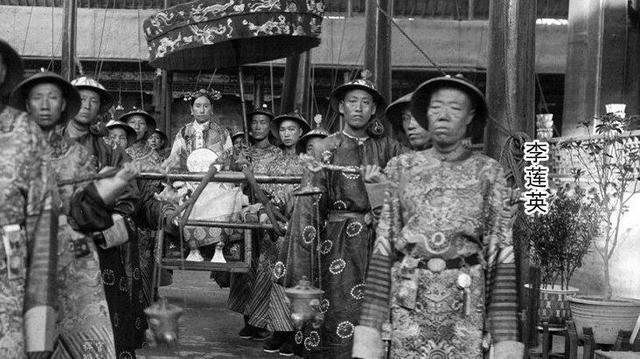 1966年，北京发现了大太监李莲英之墓。当考古人员揭开棺材后，正准备抬起李莲英的