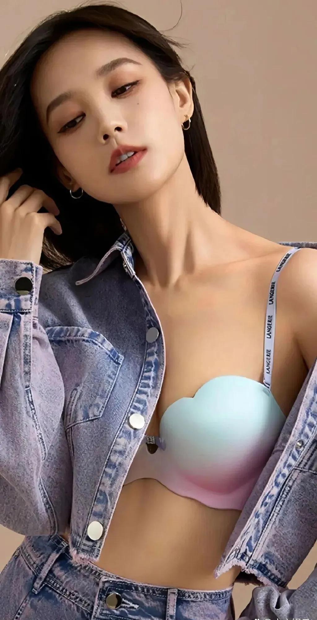 李一桐这组造型也太绝了！镜头里的她状态满分，眉眼灵动又撩人，随便一截都是画报质感